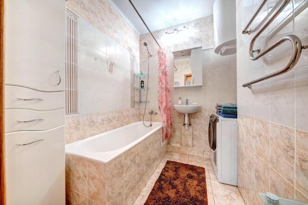 Modern Apartment Near Park キエフ エクステリア 写真