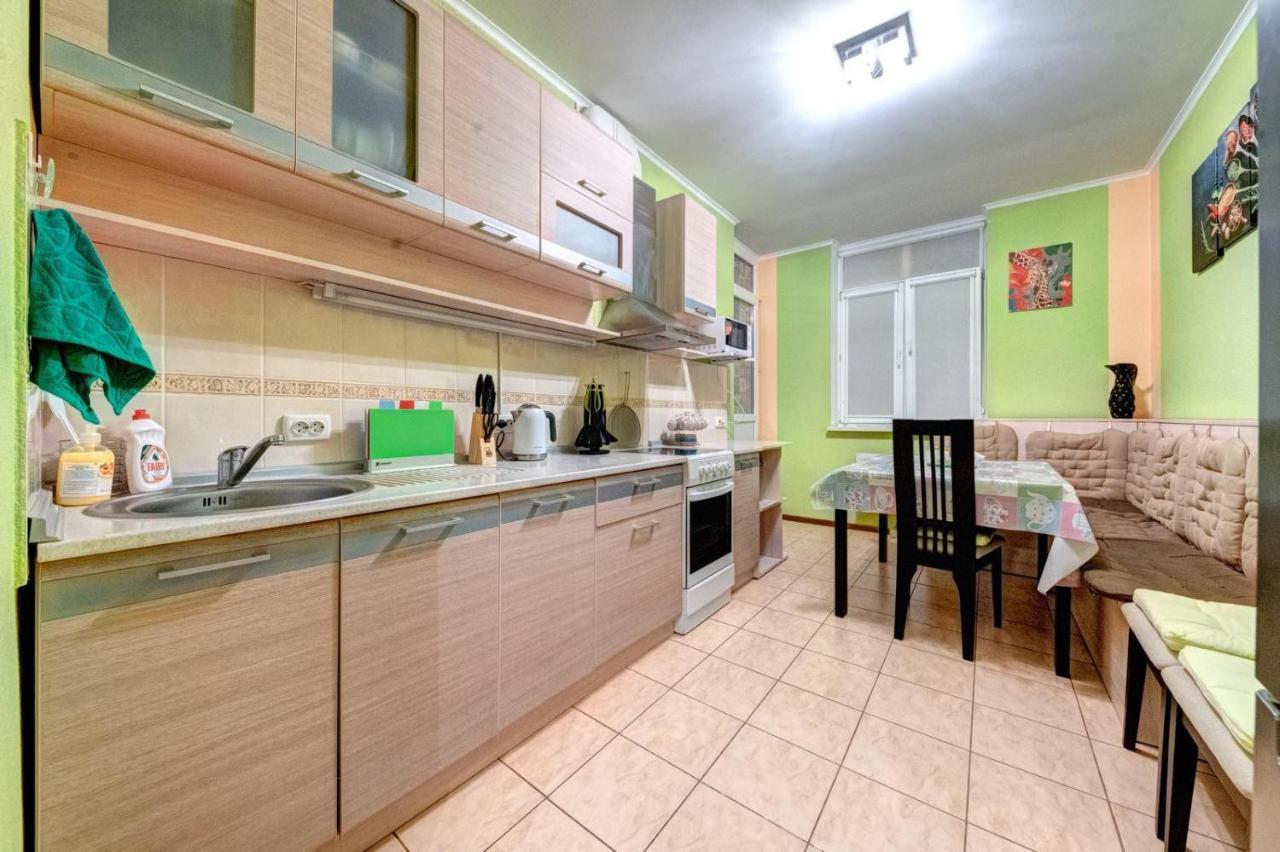 Modern Apartment Near Park キエフ エクステリア 写真