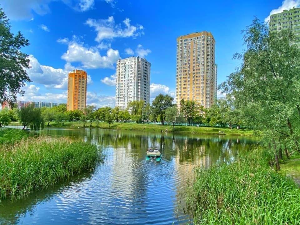 Modern Apartment Near Park キエフ エクステリア 写真